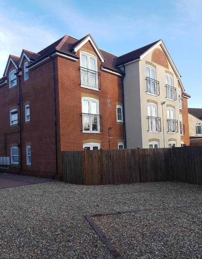 Ybc Court, Aldershot Apartment Exterior photo